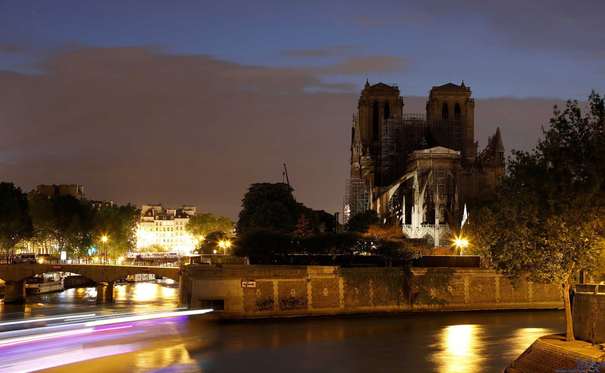 实拍巴黎圣母院夜景,工作人员搭建篷布避免雨